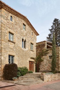 Monells 'deki ortaçağ taş evi. Girona, Costa Brava. İspanya