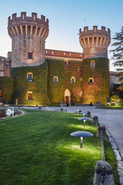 Günbatımında Peralada 'nın tarihi ortaçağ şatosu. Girona, Katalonya. İspanya