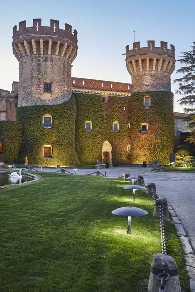 Günbatımında Peralada 'nın tarihi ortaçağ şatosu. Girona, Katalonya. İspanya