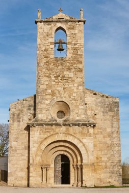St. Maria de Porqueres 'in Roma kilisesi. Banyoles Gölü. Girona