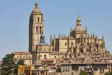 Segovia ufuk çizgisindeki Gotik katedral. Castilla Leon 'da turizm. İspanya