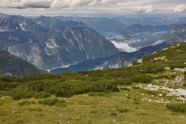 Beş parmak zirve açısı ve Hallstater Gölü. Krippenstein, Avusturya