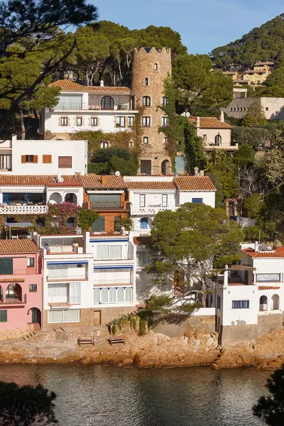 Akdeniz kıyısı geleneksel Begur köyü. Costa Brava. İspanya