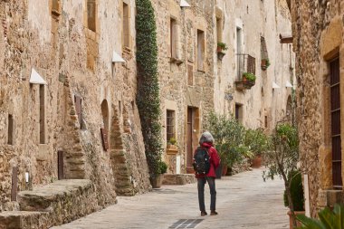 Monells 'in ortaçağ köyü. Girona, Costa Brava. Katalunya. İspanya