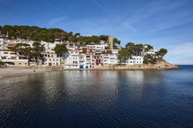 Akdeniz kıyısı geleneksel Begur köyü. Costa Brava. İspanya
