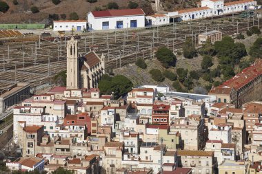 Portbou 'daki demiryolu ve kilise. Costa Brava. Girona, Katalonya. İspanya