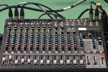 Ses karıştırma kontrol konsolu. Profesyonel ses ekipmanları. Yayın