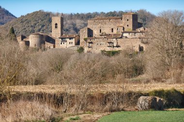 Santa Pau 'nun tarihi ortaçağ köyü. Girona, Katalonya, İspanya