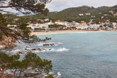Resimli Akdeniz köyü Llafranc. Kumsal. Costa Brava. Girona, İspanya