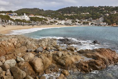 Resimli Akdeniz köyü Llafranc. Kumsal. Costa Brava. Girona, İspanya