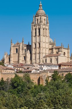 Segovia ufuk çizgisindeki Gotik katedral. Castilla Leon 'da turizm. İspanya