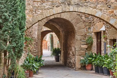 Monells 'in ortaçağ köyü. Girona, Costa Brava. Katalunya. İspanya