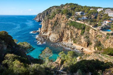 Costa Brava 'daki resimli Akdeniz kayalıkları. Girona, İspanya