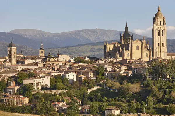 Segovia ufuk çizgisindeki Gotik katedral. Castilla Leon 'da turizm. İspanya