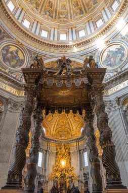 St. Peter katedralinin içi. Madalyalı baldachin. Vatikan, Roma. İtalya