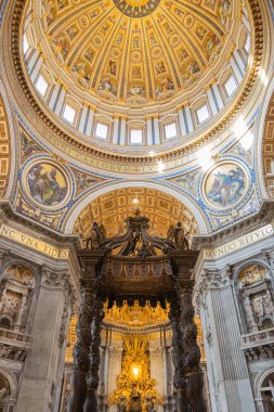 St. Peter katedralinin içi. Madalyalı baldachin. Vatikan, Roma. İtalya