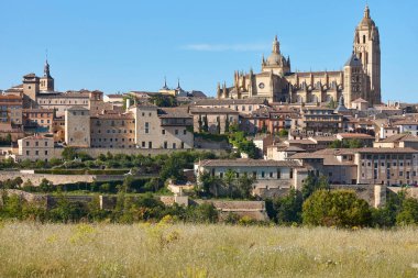 Segovia ufuk çizgisindeki Gotik katedral. Castilla Leon 'da turizm. İspanya