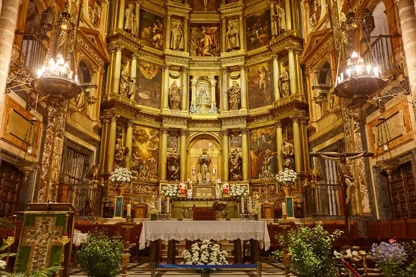 Antika Guadalupe kilisesinin içi. Madalyalı sunak. Çatlaklar, Extremadura. İspanya