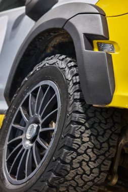 Tüm arazi aracının lastik ayrıntıları. Off-road sürücüsü. Aktarım