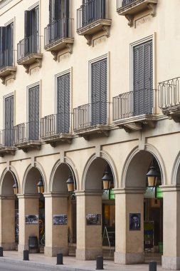 Resimli klasik binalar. Les Voltes. La Bisbal de Emporda, Girona