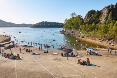 Extremadura 'daki resimli tatlı su plajı. Puerto Pena, Badajoz. İspanya
