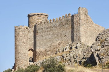 Puebla de Alcocer 'daki ortaçağ kalesi. Badajoz, Extremadura. İspanya