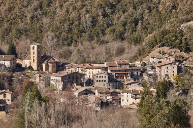 Girona 'da Romen kilisesi olan geleneksel ortaçağ köyü, bebeğim. İspanya
