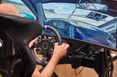 Yarış simülatörü konsol oynatıcısı. Sanal sürücü denetimi ve performansı.