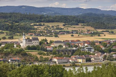Vaçu Vadisi manzarası. Tuna nehri tarım arazileriyle çevrili. Avusturya