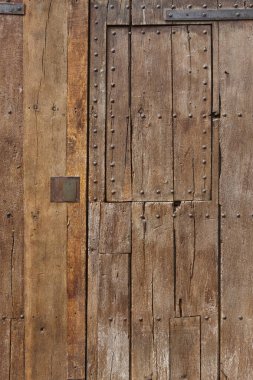 Demir perçinli paslı eski ahşap kapı. İspanya