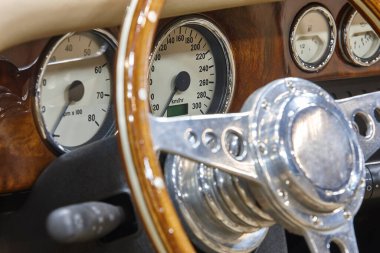 Klasik spor araba gösterge paneli detayı. Motor endüstrisi. Analojik araçlar