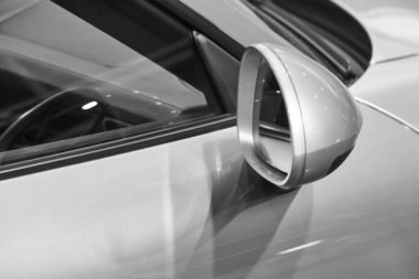 Modern araba yan ayna detayı. Siyah ve beyaz. Otomobil