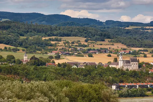 Vaçu Vadisi manzarası. Tuna nehri tarım arazileriyle çevrili. Avusturya