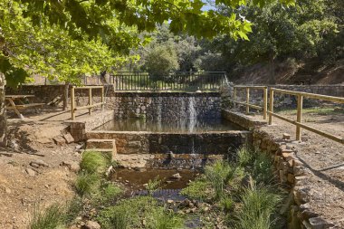 Doğal havuz ve piknik alanı. Helechosa de los Montes. İspanya