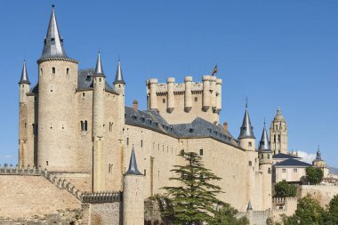 Segovia alcazar ve katedral. İspanya 'nın ortaçağ kalesi.