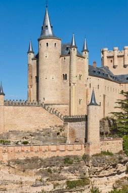 Segovia alcazar ve katedral. İspanya 'nın ortaçağ kalesi.