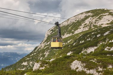 Dachstein sıradağlarında resimli sarı teleferik. Yukarı Avusturya