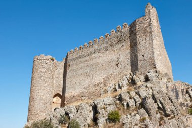Puebla de Alcocer 'daki ortaçağ kalesi. Badajoz, Extremadura. İspanya