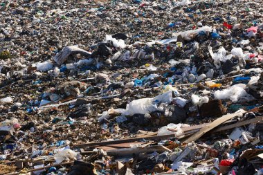 Açık hava çöplüğü. Plastik kirliliği. Çöpleri geri dönüştürüyorum. Tüketim