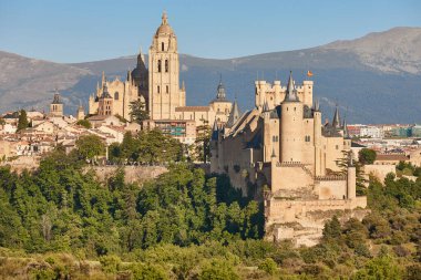Segovia ufuk çizgisindeki Gotik katedral. Castilla Leon 'da turizm. İspanya