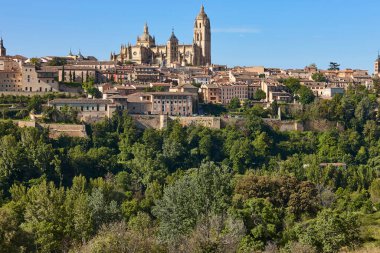 Segovia ufuk çizgisindeki Gotik katedral. Castilla Leon 'da turizm. İspanya