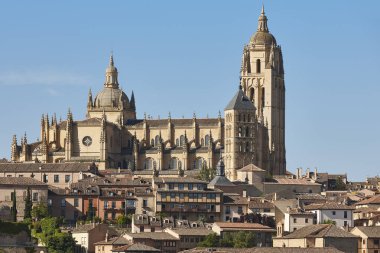 Segovia ufuk çizgisindeki Gotik katedral. Castilla Leon 'da turizm. İspanya