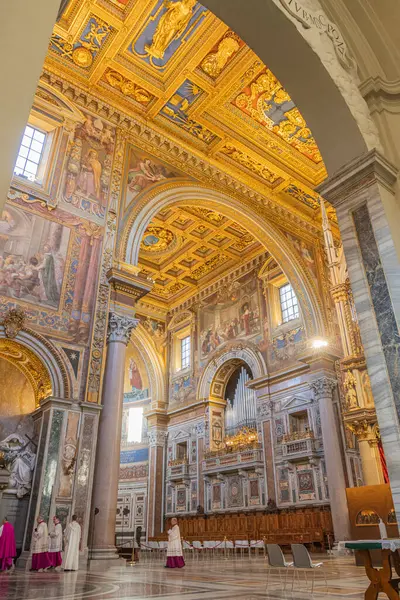 Saint John Lateran iç mekanının başyapıtı. Ayin kutlaması. Roma, İtalya
