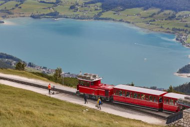 Mondsee Gölü ve Schafberg treni. Salzburg bölgesi. Avusturya tarihi