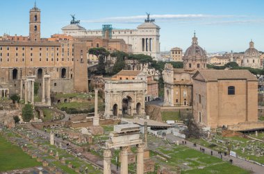 Roma Forumu anıtsal arkeolojik alanı. Tapınaklar, kiliseler, kolezyum. Roma, İtalya