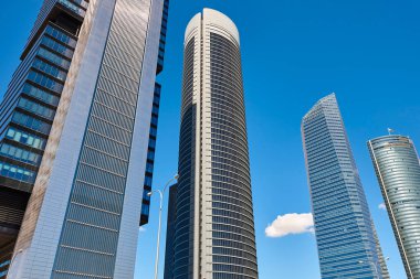 Madrid silueti. Beş kule alanı. Mali ve elçilik merkezi. İspanya