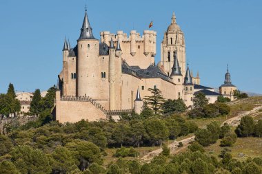 Şato, katedral ve Segovia 'daki kilise silueti. Ortaçağ şehri, İspanya