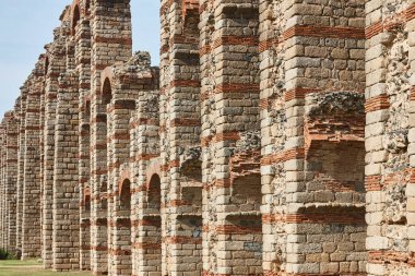 Merida 'daki antik Roma su kemeri. Badajoz dönüm noktası. Extremadura, İspanya