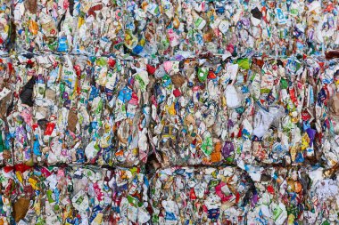 Geri dönüştürülmüş ve paketlenmiş atık. Sürdürülebilir endüstri. İmha materyali