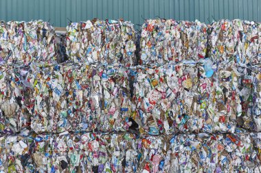 Geri dönüştürülmüş ve paketlenmiş atık. Sürdürülebilir endüstri. İmha materyali